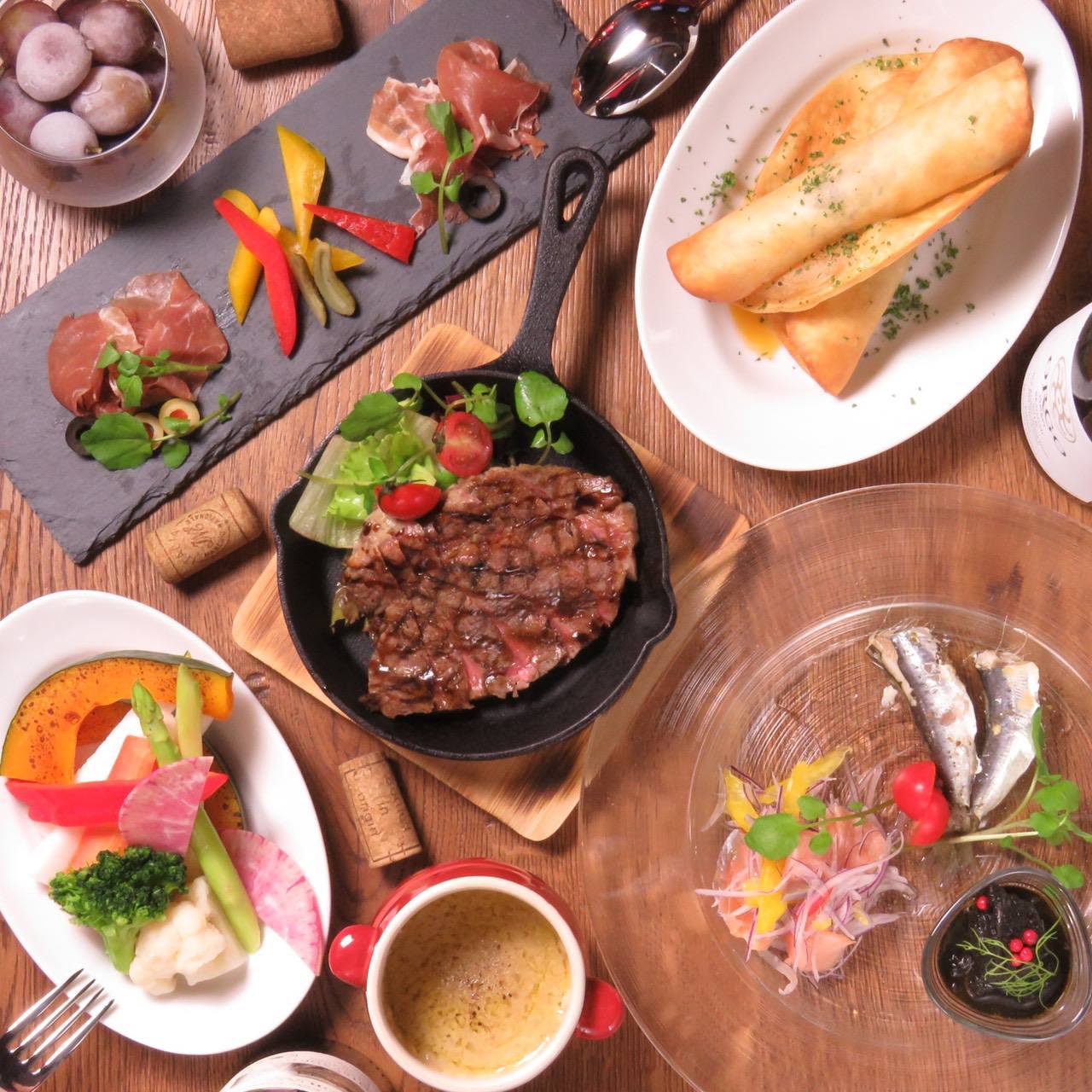 ステーキやサラダ、生ハムなどが並んだテーブル