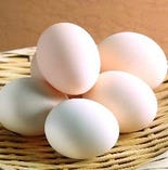契約養鶏場から毎日仕入れる烏骨鶏の卵