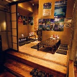人気の座敷個室は10名様～16名様でご利用可能。沖縄の古民家のような温かみのあるリラックス空間です。