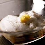 沖縄の老舗メーカーから取り寄せる伝統的な「ジーマーミ―豆腐」。もちもちとした弾力とふるふる感の食感、ピーナッツの濃厚なコクと香ばしさと甘さが相まって、口の中でとろけます。甘めの特製ダレがピーナッツのクリーミーな味わいを引き立てます。