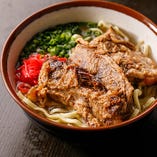 食べ応えのあるソーキ(骨付きあばら肉)が主役の「ソーキソバ」。沖縄から取り寄せる麺は、程よいコシとなめらかな食感が特徴。豚骨とカツオだしをブレンドした深い味わいのスープと相性抜群です。