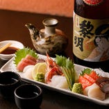 日本最南端の日本酒「黎明」は、流通量が限られた希少な沖縄産の日本酒。沖縄の海で獲れる鮮魚の刺身とともにお楽しみください。