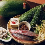 ぐるくんや島豆腐、島らっきょうなど、沖縄の食材が毎日届きます。沖縄出身の熟練シェフが紡ぎ出す、本場の味をぜひご賞味ください。