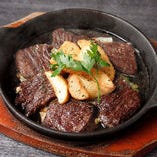 【燻し牛ハラミのステーキ】ガッツリ肉と渋い香薫がクセになる！ちょっぴりオトナのメニューです。