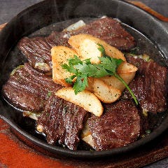 【燻し牛ハラミのステーキ】ガッツリ肉と渋い香薫がクセになる！