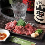 【鮮度が命！馬刺し三点盛り】霜降り・赤身・馬肉のたたきの食べ比べ！新鮮な馬刺しは口どけが良くほんのり甘味を感じます。