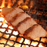 【炭火で豪快に！】焼くうちに余分な脂分が炭火に落ちて燻煙となり、燻製に更なる香りがプラスされます。