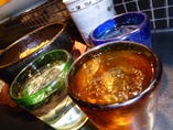 カラフルな琉球グラスで焼酎を召しあがって！氷もこだわりの天然氷なんですよー♪