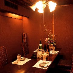 アンティークのテーブルと椅子、赤い絨毯が印象的な完全個室。
