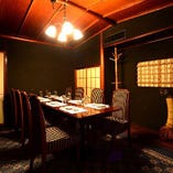 4灯のフラワーランプが部屋全体に温かみを燈す、10名様までご利用いただけるテーブル個室です。