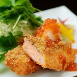 秋鮭のフライ　※系列店舗のお料理です。