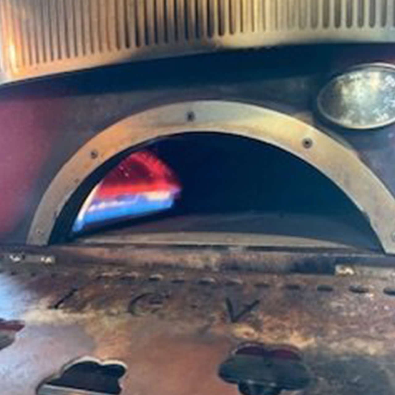 ピッツァは炉内を500℃に上げられる専用のガス窯で焼き上げ