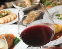 種類豊富のワインは常時赤・白約10種
