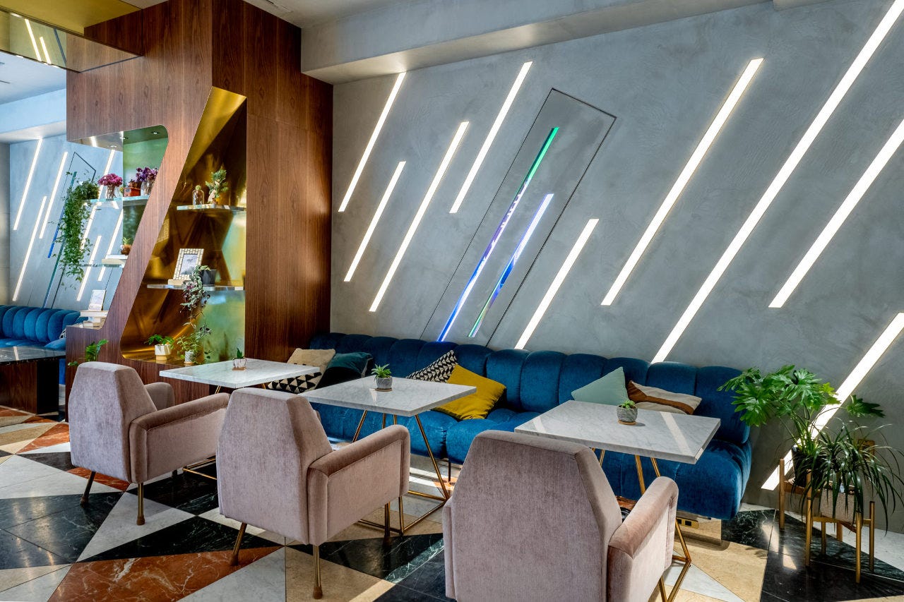 ブルーと白を基調としたslash cafebar 川崎の内装