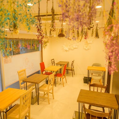 チョコレートな関係 cafe & cake_店内には2名様のお席が7席ございます。雰囲気の良い可愛らしいカフェです。