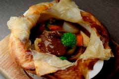 牛肉をギネスビールで煮込みました。パイ生地と一緒にどうぞ！