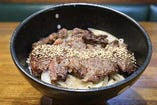 ビーフステーキ丼(お新香・みそ汁付)