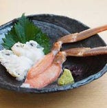 甘味が強く、瑞々しい食感「かに刺し」