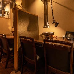 ぴこぴこ精肉店 瓦町_【カウンター席】
お一人様やデート、接待に最適な2名様までのカウンター席を4卓ご用意。横並びのレイアウトだから、リラックスしながらお食事を楽しめます。プライベート感のある空間で、宮崎牛の極上焼肉をじっくりとご堪能ください。