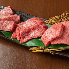ぴこぴこ精肉店 瓦町_【テイクアウト】
美味しい焼肉を気軽にご家庭で。希少部位100g、上タン50gを盛り込んだ特選和牛弁当やカルビ焼肉重など、テイクアウトできるお弁当は全6品。その他にも焼肉セットやBBQセット、単品メニューもございます。