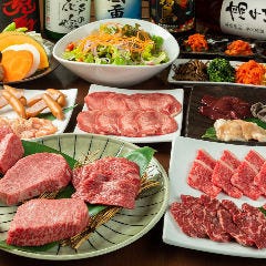 ぴこぴこ精肉店 瓦町_【コスパ抜群の焼肉コース】
安楽畜産の宮崎牛を一頭買いすることで、圧倒的な鮮度と豊富なメニューを実現！リーズナブルなコースでも希少部位を堪能できる贅沢な内容です。特別な日には、「安楽牛丸々1頭コース」で極上の焼肉体験を。さらに＋1,500円で飲み放題を追加すれば、満足度アップ間違いなし！