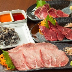 ぴこぴこ精肉店 瓦町_【極上の肉刺し】
希少な牛肉の生食メニューを堪能！当店ではユッケをはじめ、タン刺し・ハツ刺し・センマイ刺しなど、多彩な肉刺しをご用意。なめらかな口当たりと濃厚な旨味、ほどよい脂のコクが絶妙に調和し、日本酒や焼酎との相性も抜群です。ここでしか味わえない特別な一皿をぜひご賞味ください。