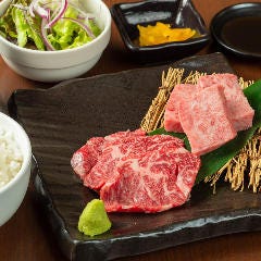 ぴこぴこ精肉店 瓦町_【焼肉ランチ】
ランチタイム限定で、上質な宮崎牛をリーズナブルに楽しめる定食メニューをご提供！赤身やネギ塩、希少部位など、お好みに合わせてお選びいただけます。さらに、上タン・カルビ・ロースなどの追加肉もご用意。贅沢な焼肉ランチを、お手頃価格でお楽しみください。
