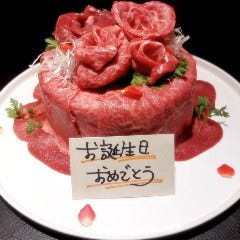 ぴこぴこ精肉店 瓦町_お祝いには『肉ケーキ』を添えて