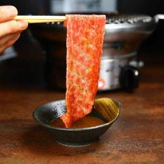 ぴこぴこ精肉店 瓦町_牛一頭からわずか10本！「バラの一本漬けカルビ」は必食