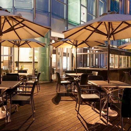 SHUTTERS Luz自由が丘の屋外テラス席夜