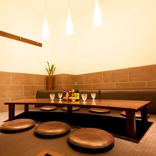 クリーム色の壁とレンガ調のデザインがおしゃれな座敷