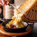 【いつでもとろ～り熱々！】
チーズフォンデュと並ぶスイスの伝統料理「ラクレットチーズ」