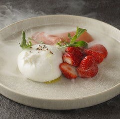 モッツァレラ「ブラータ」と季節のフルーツのサラダ