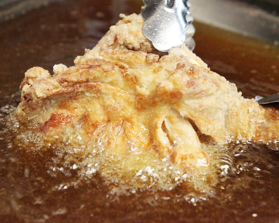 グローブ揚げは、秘伝のタレに漬け込んだお肉を、これまた秘伝の揚げ方で衣はカラッと！