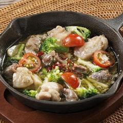 特製合わせ出汁と野菜や鶏肉の旨味たっぷり『出汁アヒージョ』