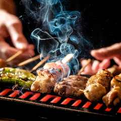 一本一本じっくりと丁寧に焼き上げる焼き鳥はビールに合う！