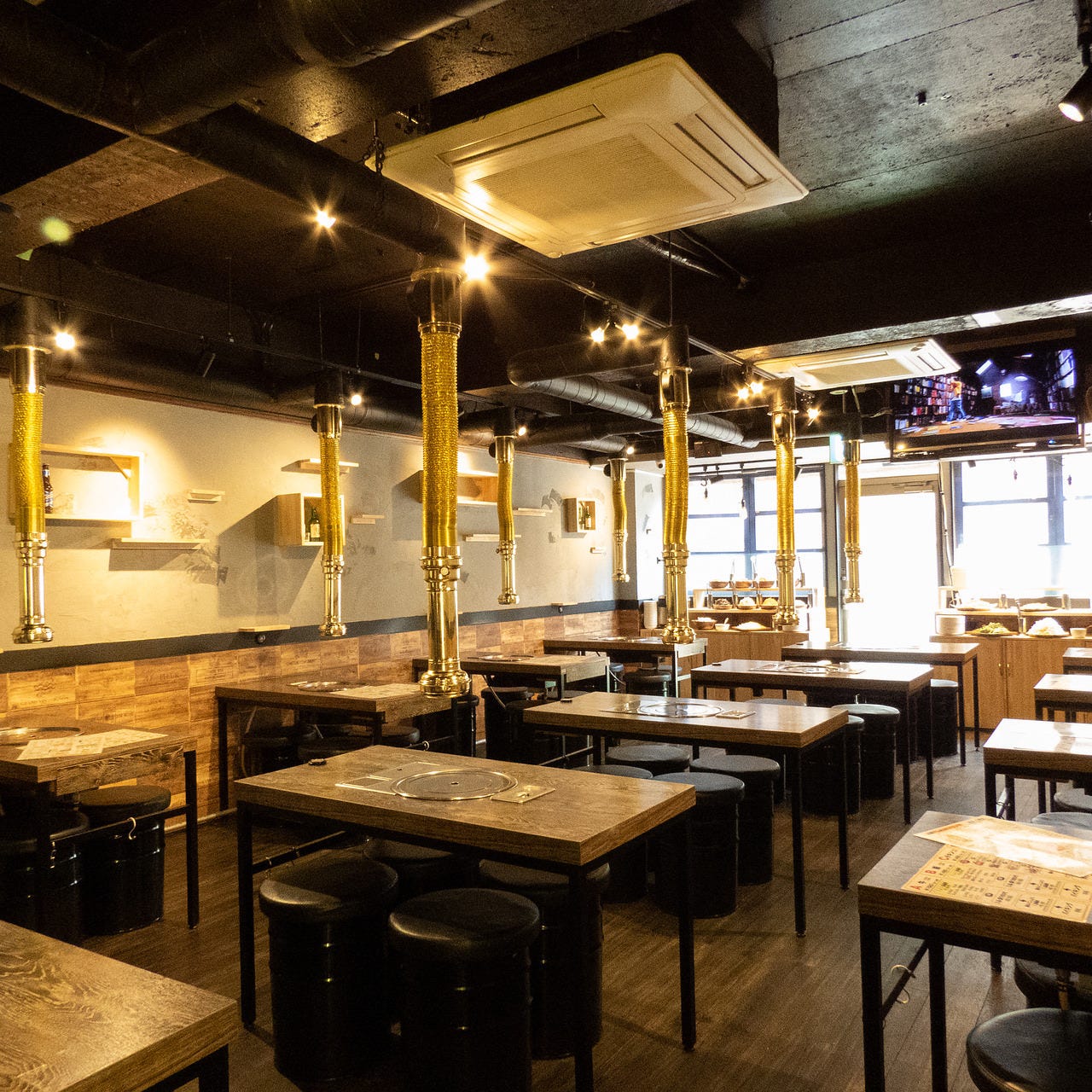 テーブルが並ぶ韓国料理ジョウンデーの店内