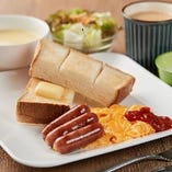 スクランブルエッグ＆ソーセージ　scramble egg ＆ sausage