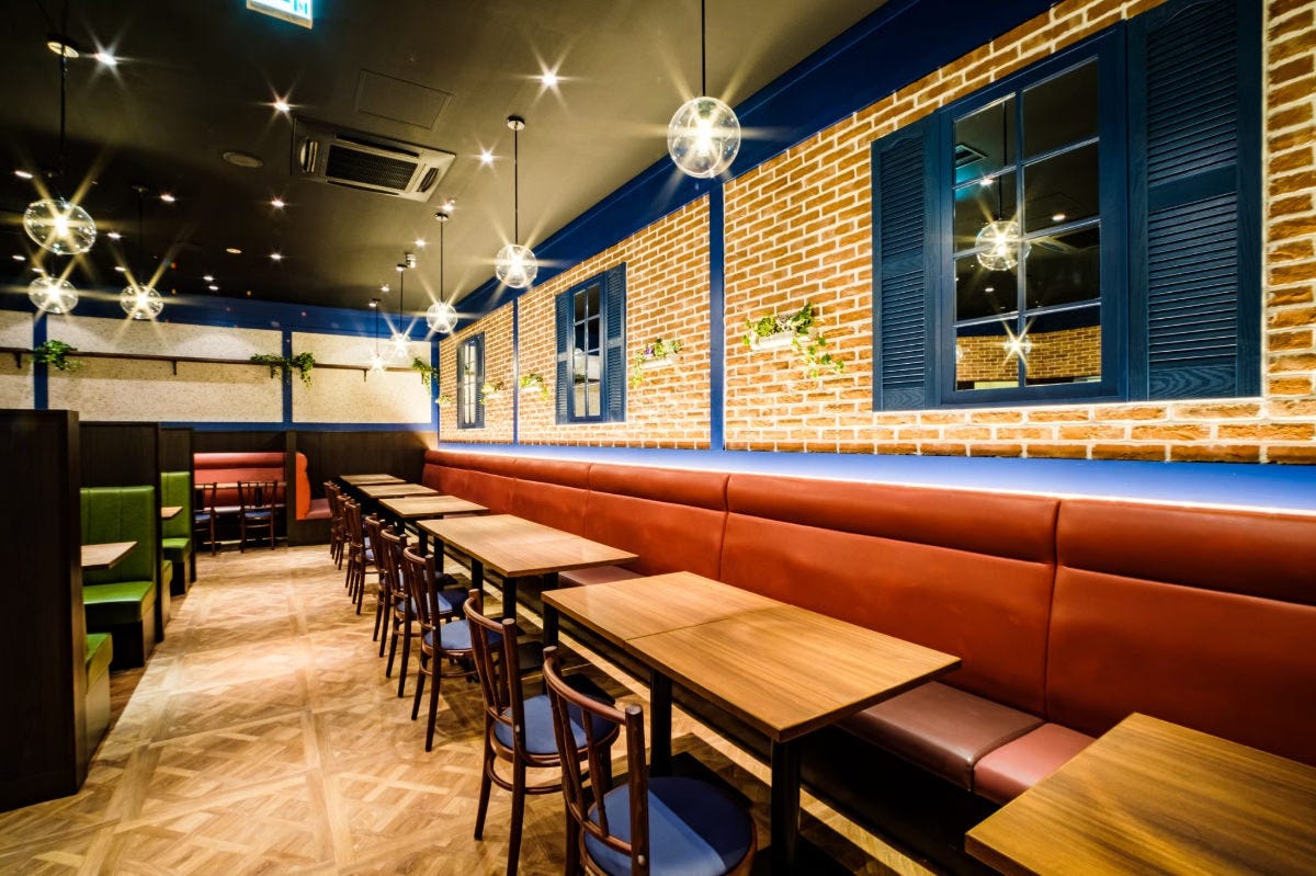レンガの壁でおしゃれな空間が広がる洋食 アンド スイーツ エブリデイバーグ そごう千葉店の店内