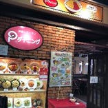 カジュアルな店内はファミリーからチョイ飲みまで♪