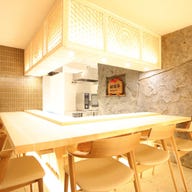 銀座吉澤 肉処/ 肉割烹_【3階肉割烹】調理風景を臨めるカウンターは、 臨場感たっぷりの特等席