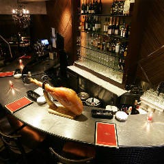 にぎわうカウンターでお好みの飲み物を片手に・・・