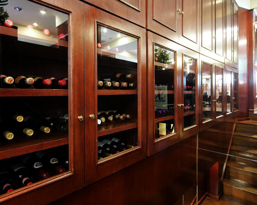 階段の壁一面に並ぶワインセラー
各国のものを種類豊富に品揃え
