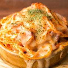 女性人気！とろとろのチーズがのった釜焼き風ナポリタン