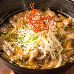 柔らかモツの旨味ととろける食感が◎名物の鉄鍋アヒージョ