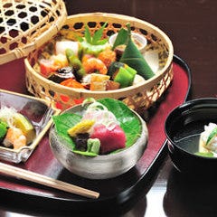 繊細な竹籠に旬のご馳走を盛り込んだ弁当