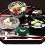 四季折々の京野菜や新鮮な魚介など、吟味した風味豊かな食材を一皿一皿に盛り込んだ京料理。