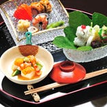 四季折々の京野菜や新鮮な魚介など、吟味した風味豊かな食材を一皿一皿に盛り込んだ、季節感溢れる繊細な懐石料理。