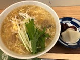 やさしい味が人気のふかひれ餡掛け丼