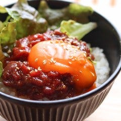 箸が止まらない桜ユッケ丼！卵と絡めてお召し上がりください。